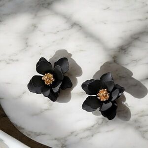 ✨BRAND-NEW carved flower stainless steel post earrings one set black more colors